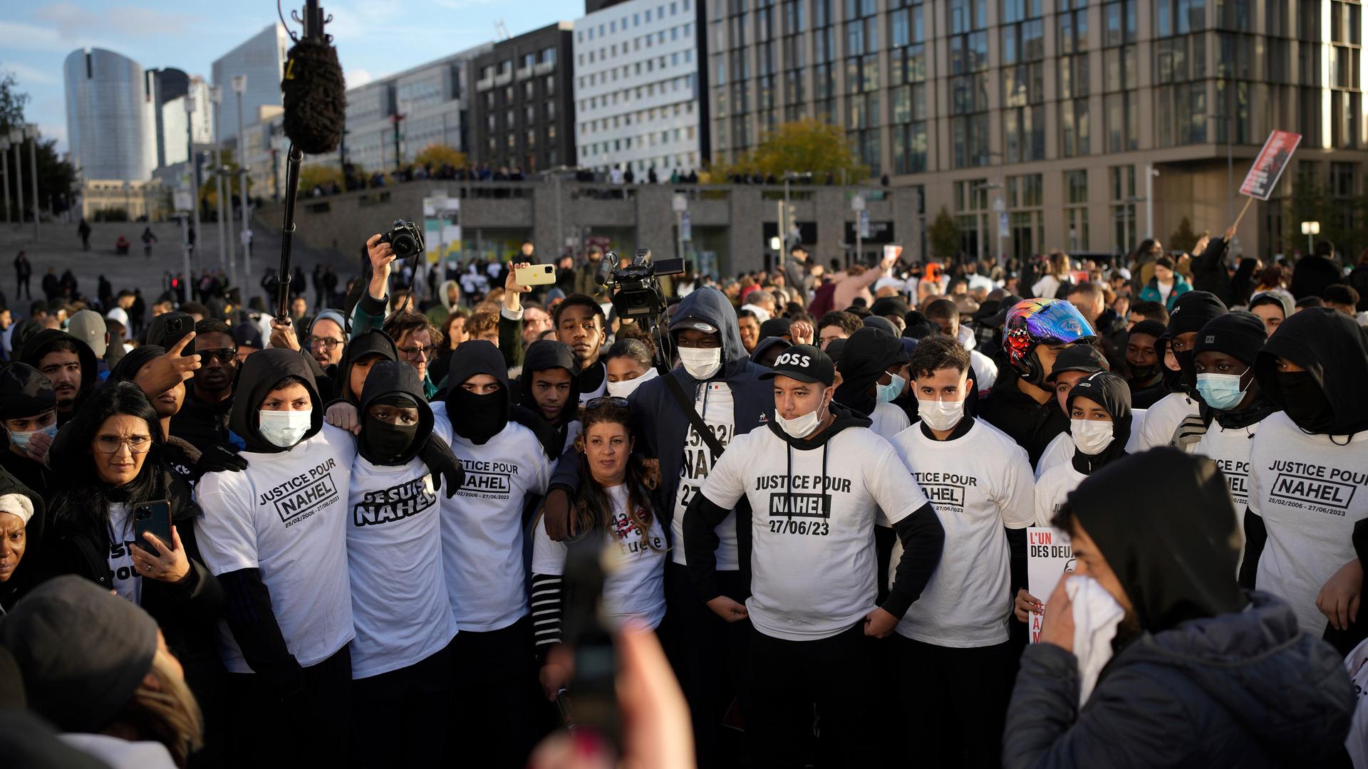 Protest im französischen Naterre wegen Freilassung des Polizisten, der für den Tod des 17-jährigen Nahel in Frankreich verantwortlich sein soll.