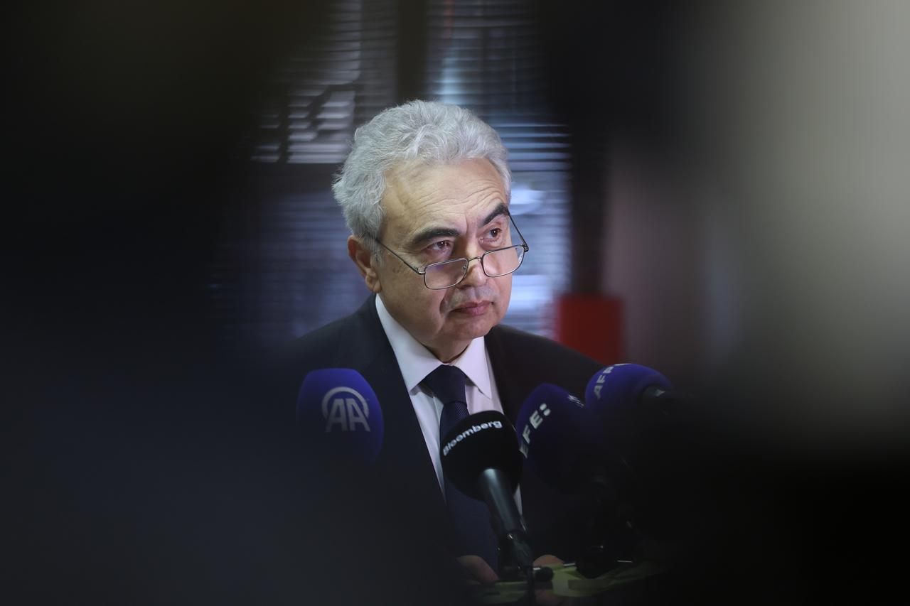 Belgien, Brüssel: Fatih Birol, Exekutivdirektor der Internationalen Energieagentur (IEA),  spricht während einer Medienkonferenz.