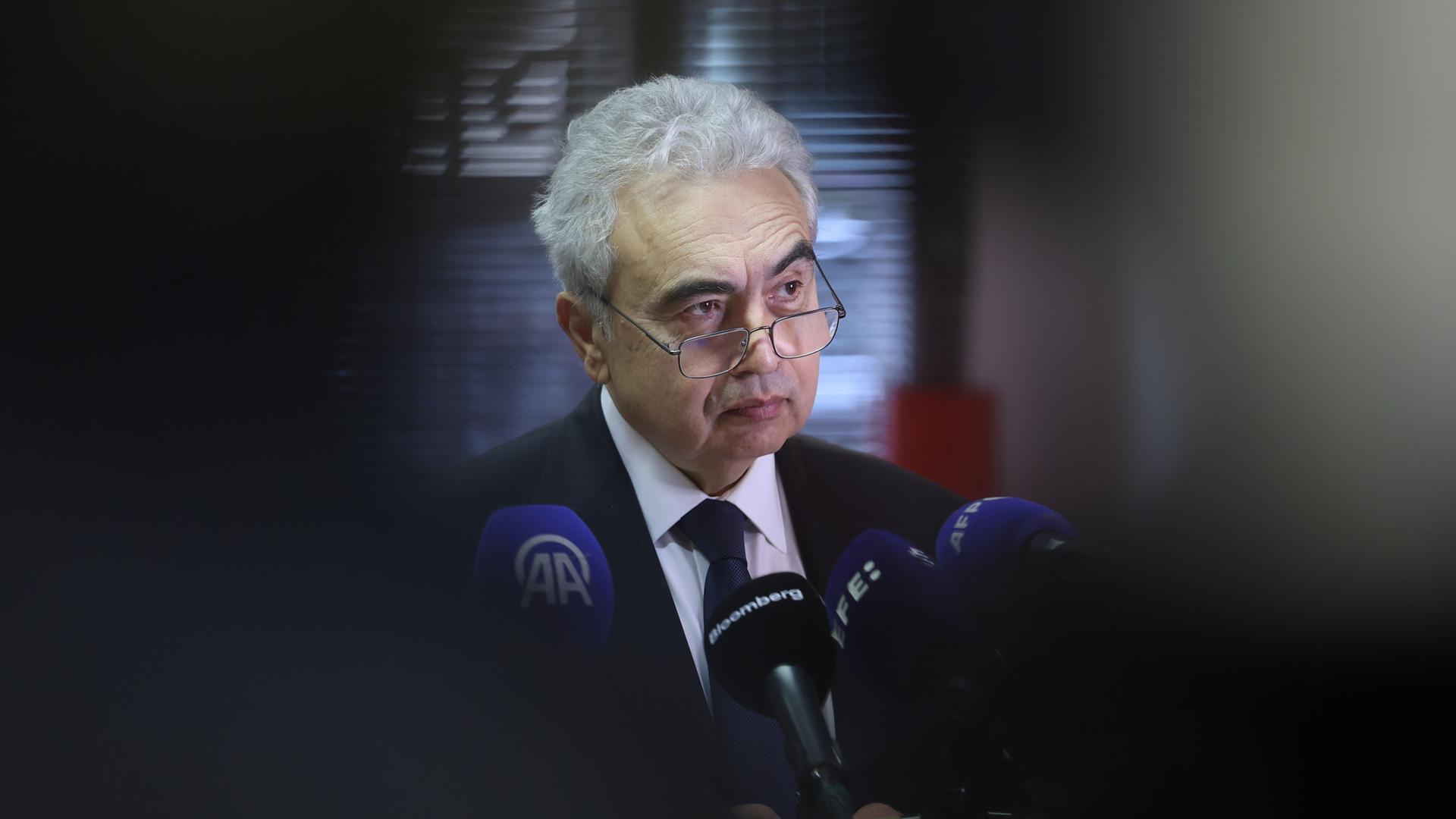 Belgien, Brüssel: Fatih Birol, Exekutivdirektor der Internationalen Energieagentur (IEA), spricht während einer Medienkonferenz.
