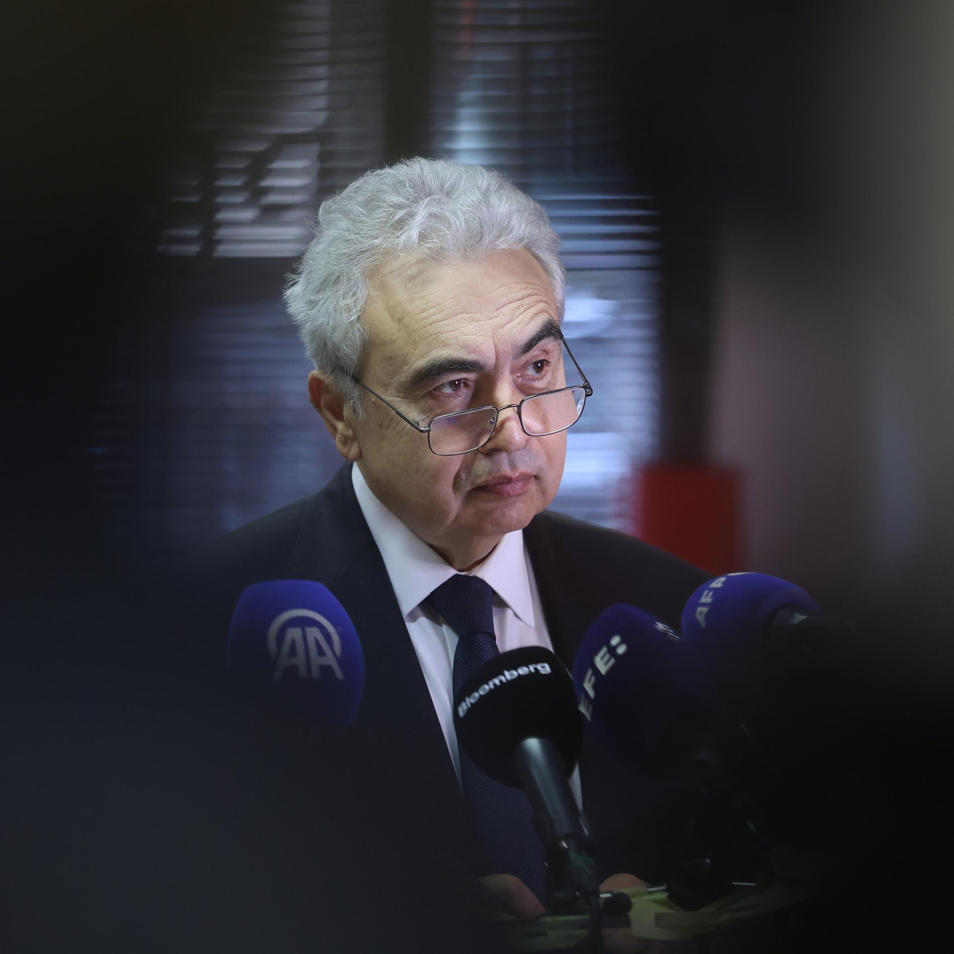 Belgien, Brüssel: Fatih Birol, Exekutivdirektor der Internationalen Energieagentur (IEA),  spricht während einer Medienkonferenz.