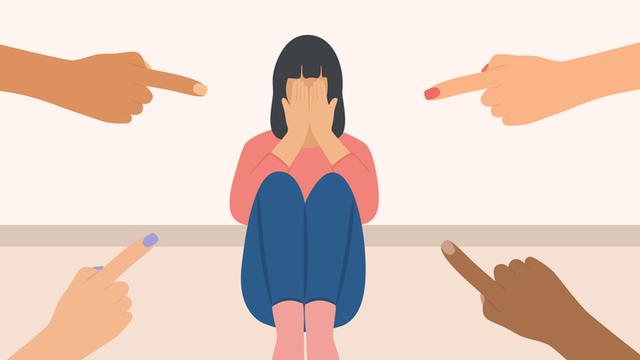 Illustration einer Frau, die auf dem Boden sitzt und die Hände vor ihr Gesicht hält, während von links und rechts Finger auf sie zeigen