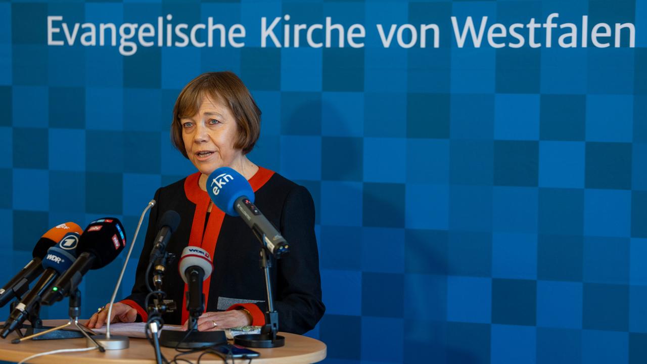 EKD-Ratsvorsitzende Annette Kurschus spricht bei einer persönlichen Erklärung zum Vorwurf von sexuell übergriffigem Verhalten eines früheren Kirchenmitarbeiters.