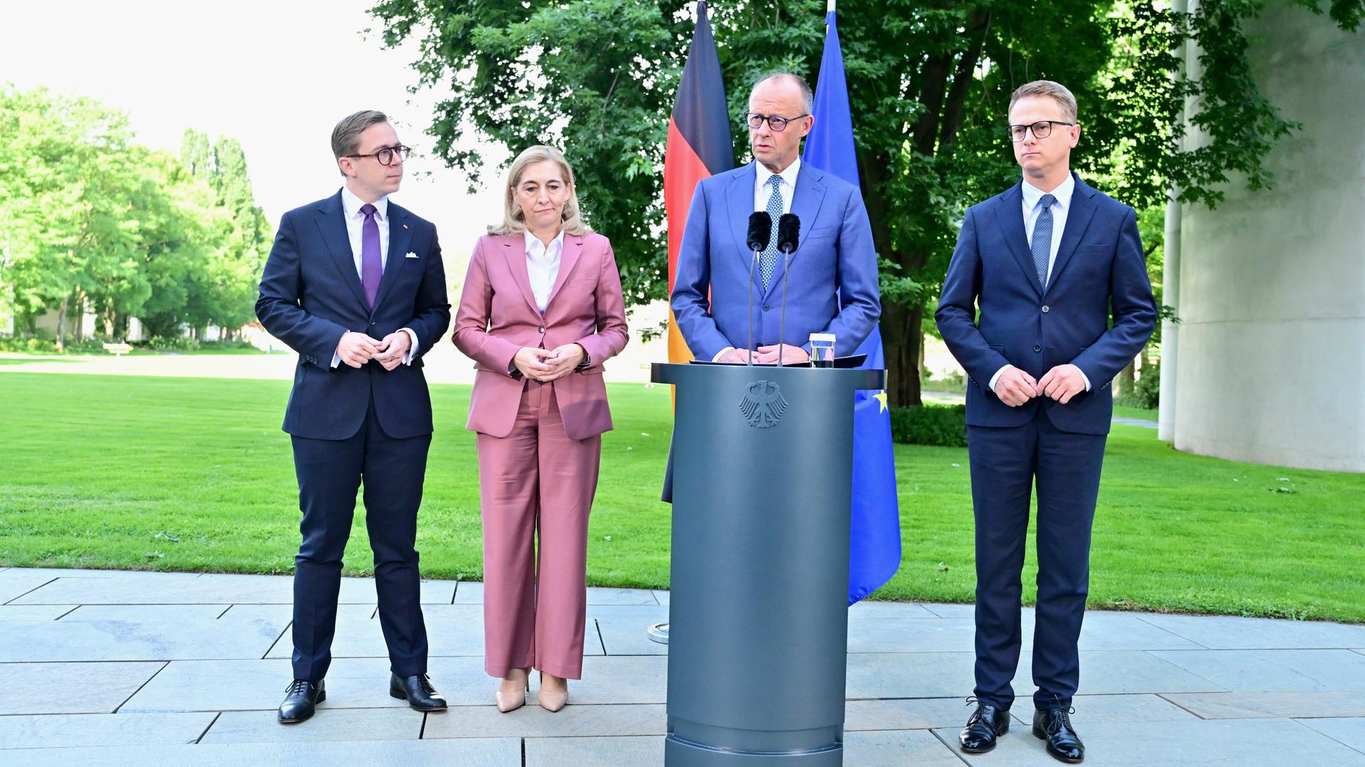 Bundeskanzler Friedrich Merz (2.v.r, CDU), Gesundheitsministerin Nina Warken (CDU), CDU-Generalsekretär Carsten Linnemann (r), und der Parlamentarische Staatssekretär im Digitalministerium, Philipp Amthor (l, CDU) geben eine Pressekonferenz.