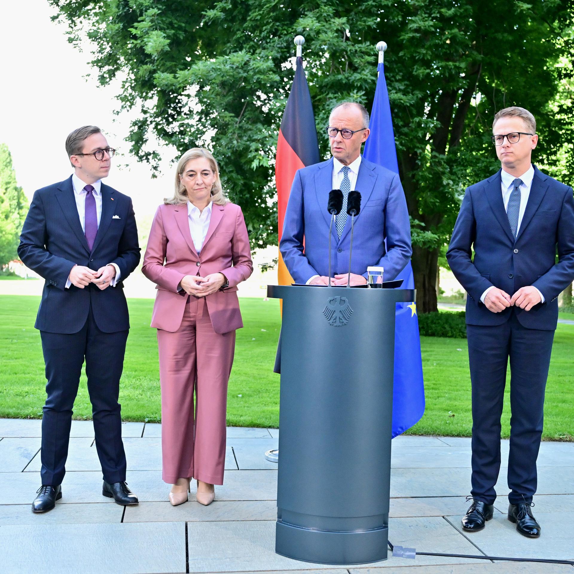 Bundeskanzler Friedrich Merz (2.v.r, CDU), die bisherige Gesundheitsministerin Nina Warken (CDU),der bisherige CDU-Generalsekretär Carsten Linnemann (r), und der bisherige Parlamentarische Staatssekretär im Digitalministerium, Philipp Amthor (l, CDU) geben eine Pressekonferenz.