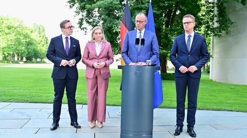 Bundeskanzler Friedrich Merz (2.v.r, CDU), die bisherige Gesundheitsministerin Nina Warken (CDU),der bisherige CDU-Generalsekretär Carsten Linnemann (r), und der bisherige Parlamentarische Staatssekretär im Digitalministerium, Philipp Amthor (l, CDU) geben eine Pressekonferenz.