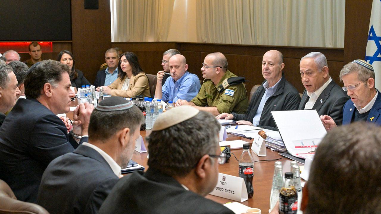 Zu sehen sind mehrere Politiker des israelischen Regierung bei einer Sitzung. Rechts im Bild ist unter anderem Premierminister Netanjahu