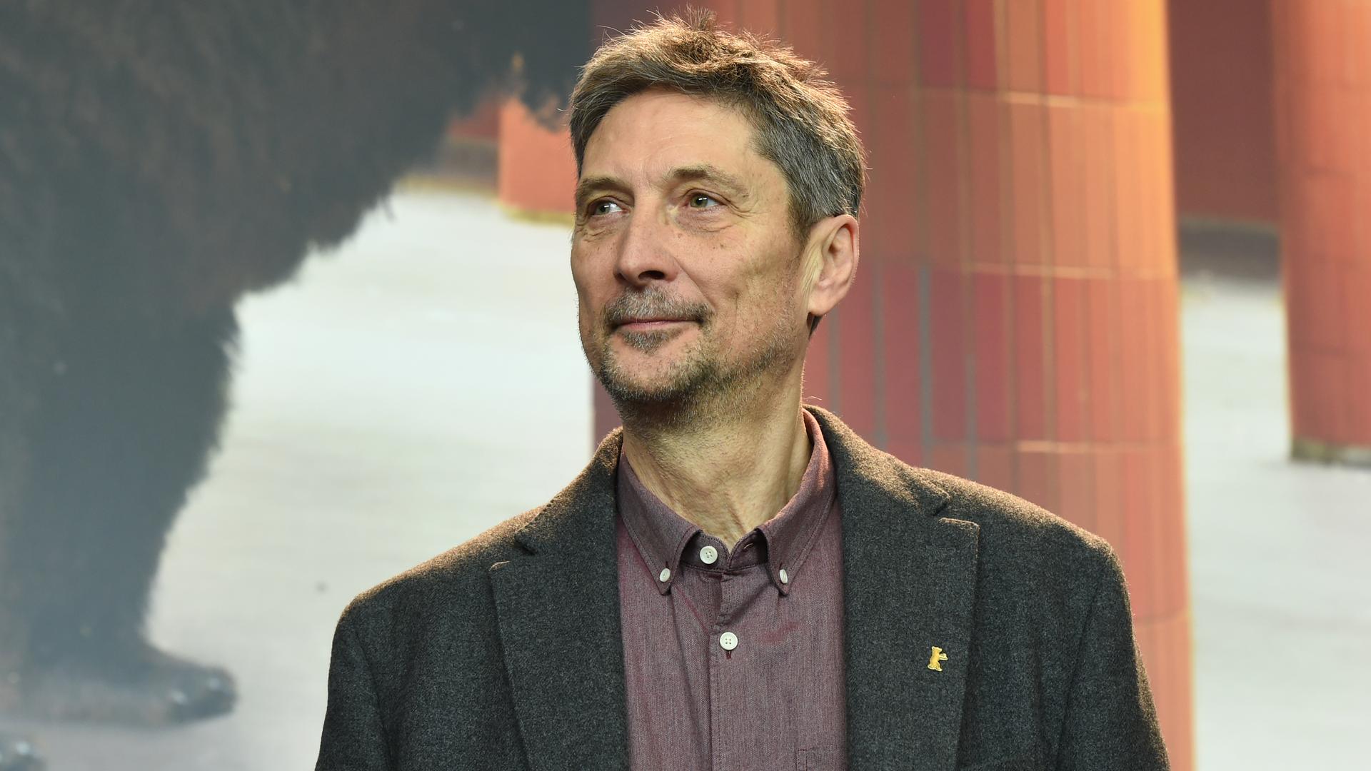 Geza Morcsanyi bei den 67. Internationale Filmfestspiele in Berlin am 10.02.2017. Ein Mann mit kurzen, langsam ergrauendem braunem Haar und Dreitagebart. Foto: dpa Geza Morcsanyi bei den 67. Internationale Filmfestspiele in Berlin am 10.02.2017. Ein Mann mit kurzen, langsam ergrauendem braunem Haar und Dreitagebart. Foto: dpa