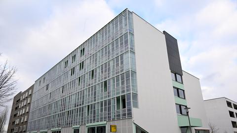Der Neubau eines genossenschaftlichen Wohnhauses steht in München Riem. Das Haus in der Münchner Messestadt Riem ist einer Jury zufolge das beste Bauwerk des Jahres in oder aus Deutschland. Das von der Arbeitsgemeinschaft Summacumfemmer (Leipzig) und Büro Juliane Greb (Gent) gebaute "San Riemo" erhält den DAM Preis 2022 für Architektur, wie das Deutsche Architekturmuseum (DAM) am Freitag berichtete.
