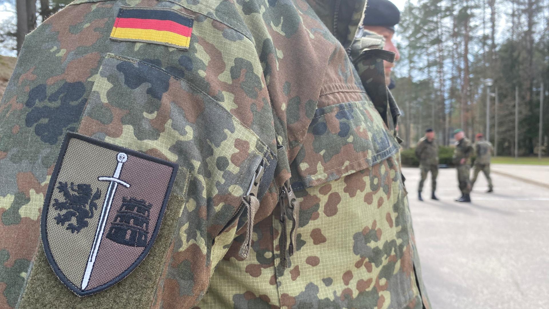 Das Abzeichen der Panzerbrigade 45 ist auf dem Ärmel eines Soldaten angebracht. Das Abzeichen der Panzerbrigade 45 ist auf dem Ärmel eines Soldaten angebracht.