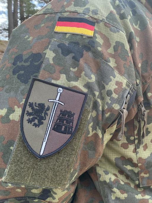 Das Abzeichen der Panzerbrigade 45 ist auf dem Ärmel eines Soldaten angebracht. 