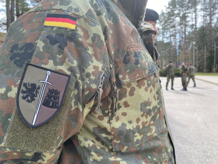 Das Abzeichen der Panzerbrigade 45 ist auf dem Ärmel eines Soldaten angebracht. 