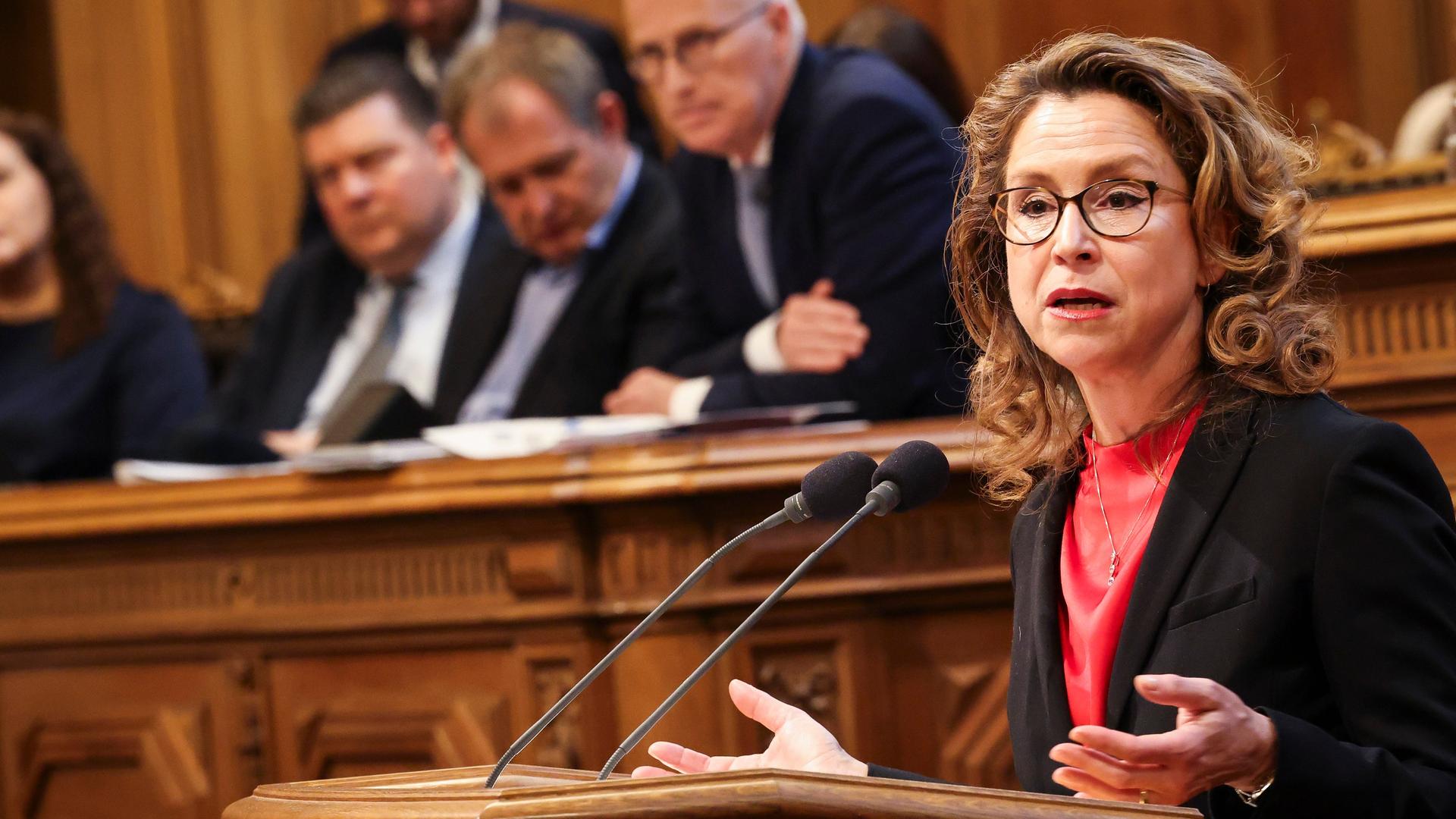 Carola Veit (SPD, r), im Amt bestätigte Präsidentin der Hamburgischen Bürgerschaft, spricht nach ihrer Wiederwahl bei der konstituierenden Sitzung der Hamburgischen Bürgerschaft im Rathaus.