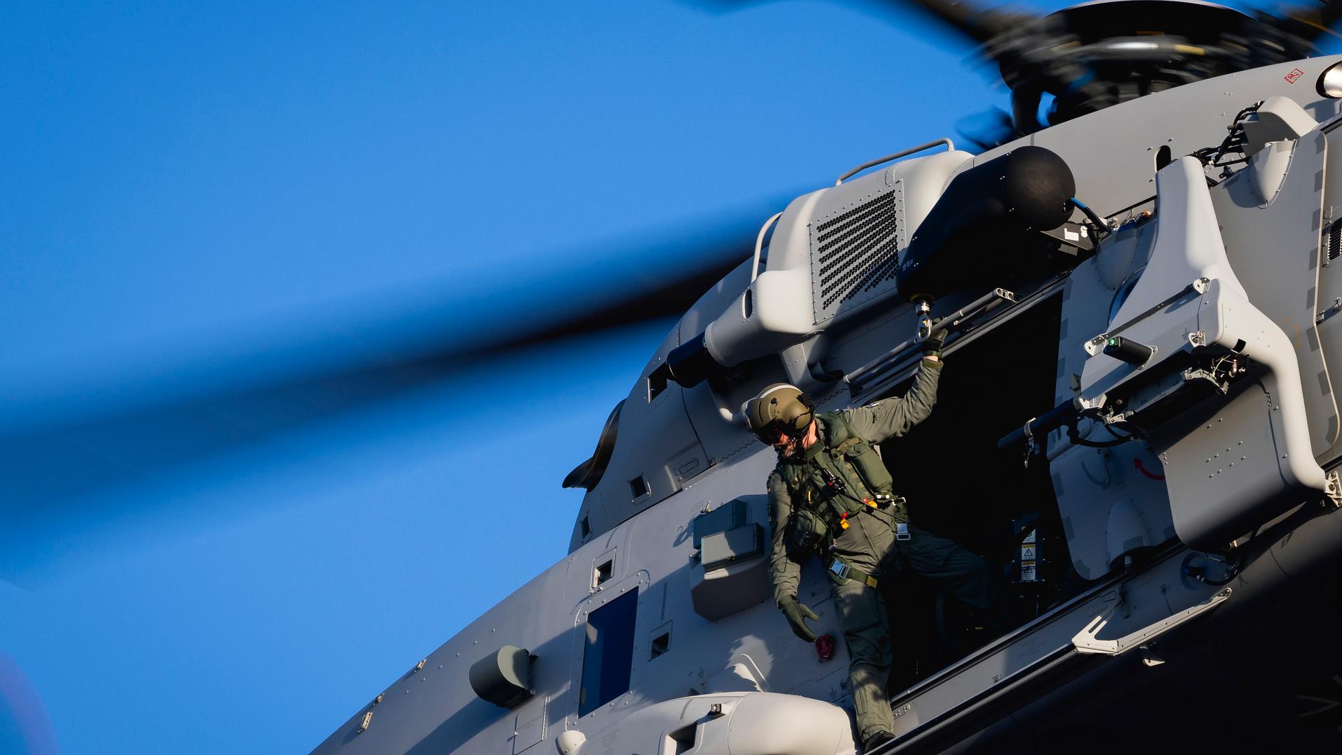 Der erste Bordhubschrauber NH-90 MRFH Sea Tiger landet am Bundesministerium der Verteidigung im Rahmen einer Übergabe an die Deutsche Marine in Berlin.