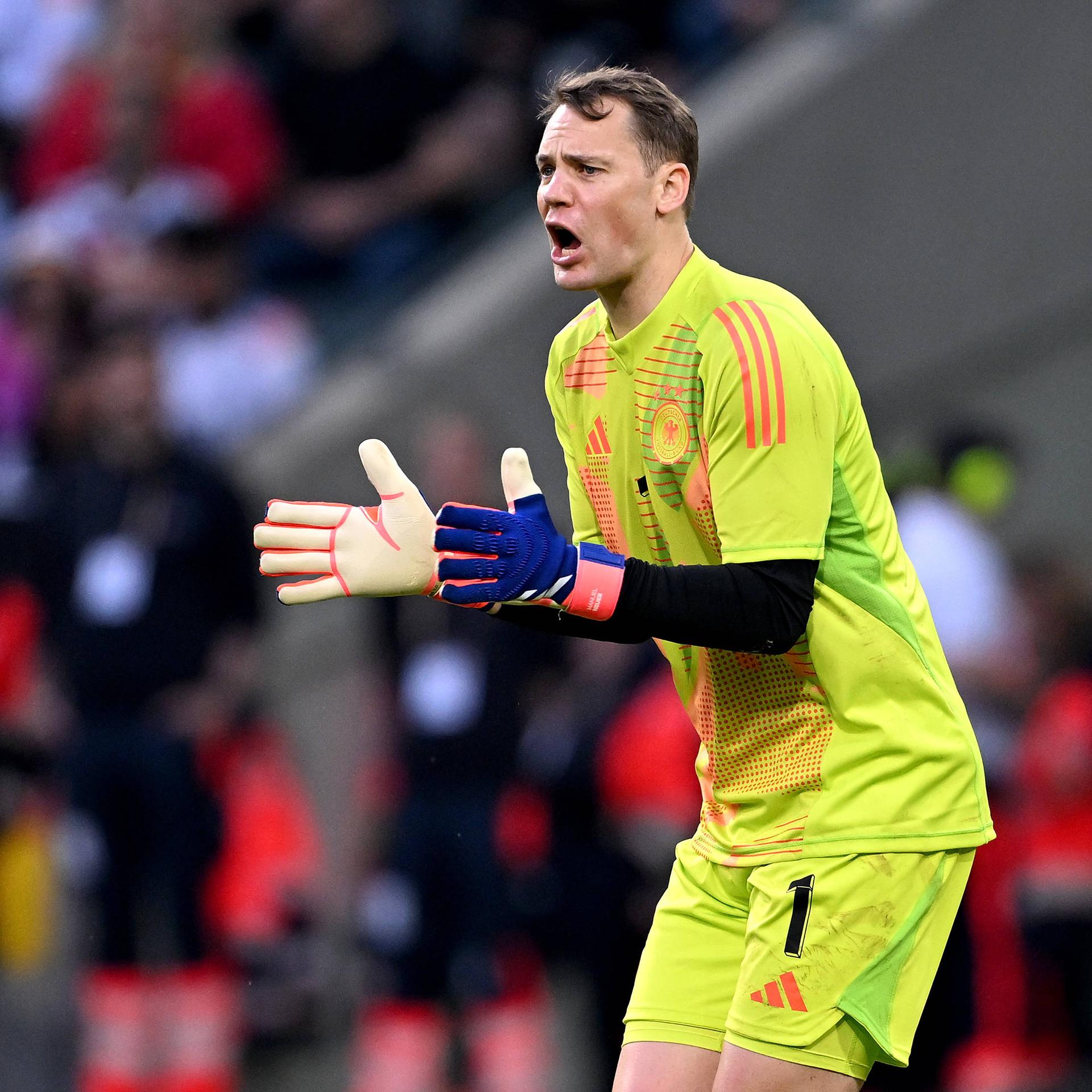 Torhüter Manuel Neuer gestikuliert im Spiel der deutschen Fußball-Nationalmannschaft gegen Griechenland.