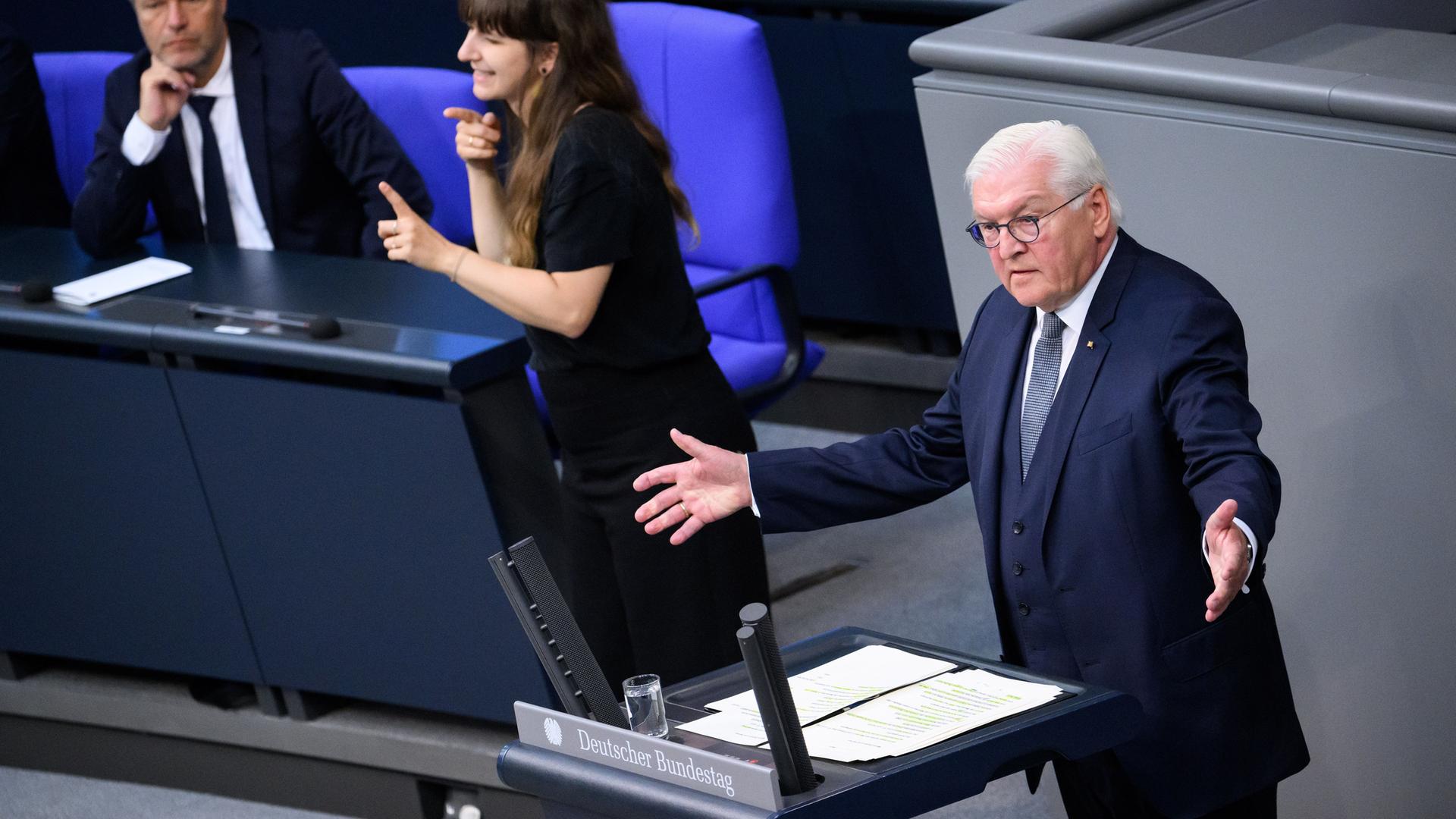 Berlin: Bundespräsident Frank-Walter Steinmeier spricht bei einer Gedenkstunde zum 70. Jahrestag des Volksaufstandes in der DDR im Deutschen Bundestag. Hinter ihm steht eine Gebärden-Dolmetscherin.