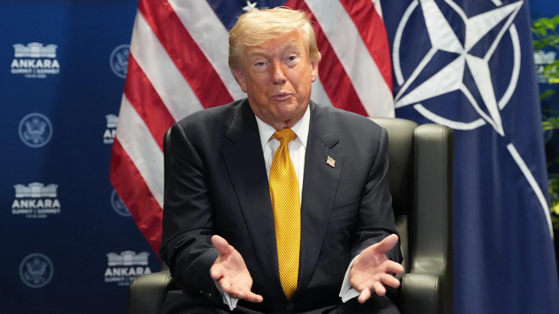 US-Präsident Donald Trump spricht während eines Treffens auf dem NATO-Gipfel in Ankara, Türkei. US-Präsident Donald Trump spricht während eines Treffens auf dem NATO-Gipfel in Ankara, Türkei.