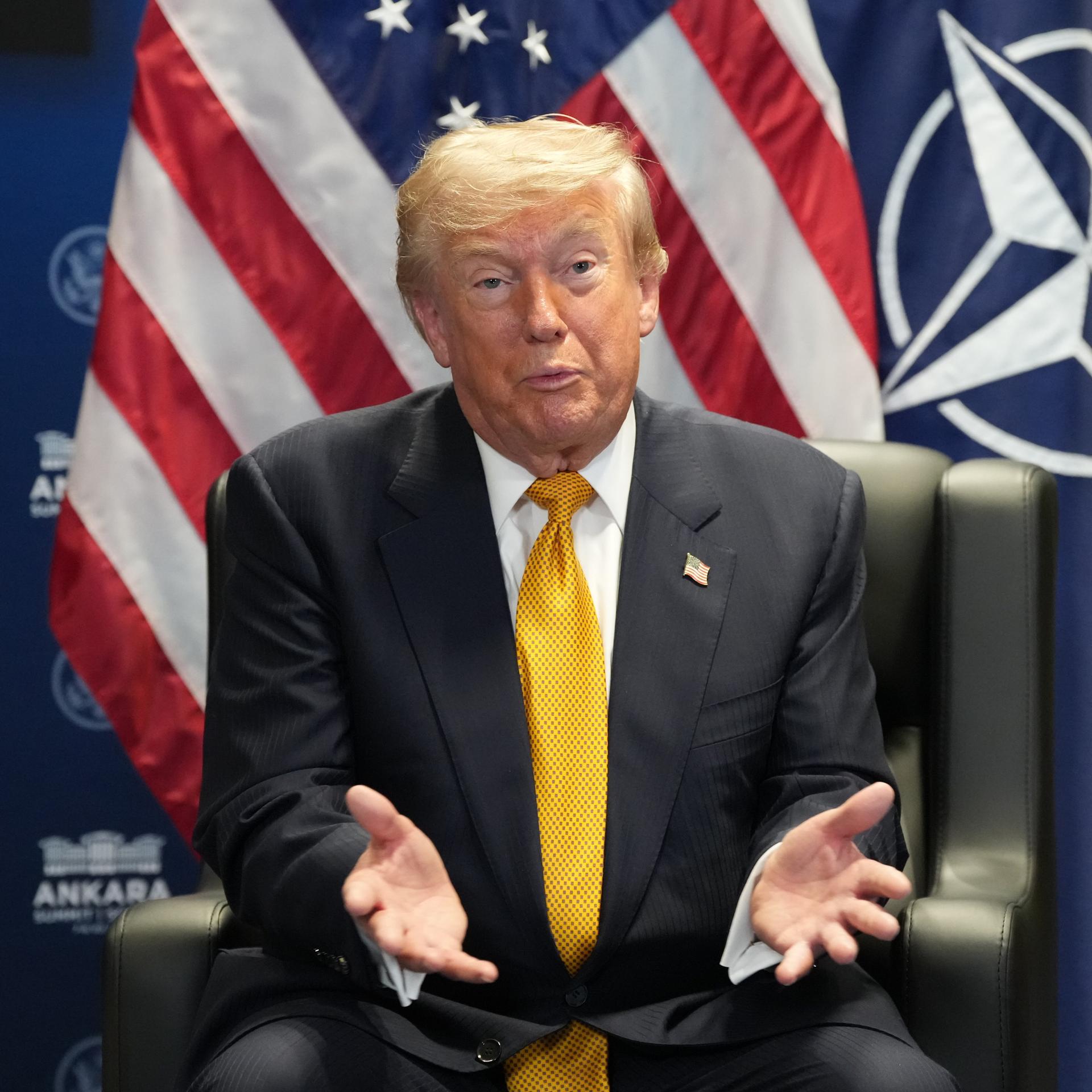 US-Präsident Donald Trump spricht während eines Treffens  auf dem NATO-Gipfel in Ankara, Türkei.