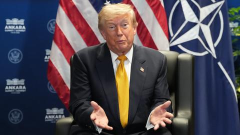 US-Präsident Donald Trump spricht während eines Treffens auf dem NATO-Gipfel in Ankara, Türkei.