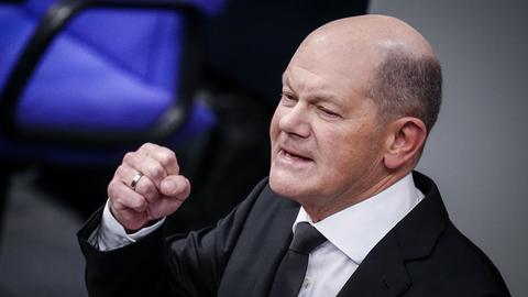 Bundeskanzler Scholz hält eine Rede im Bundestag mit geballter Faust.