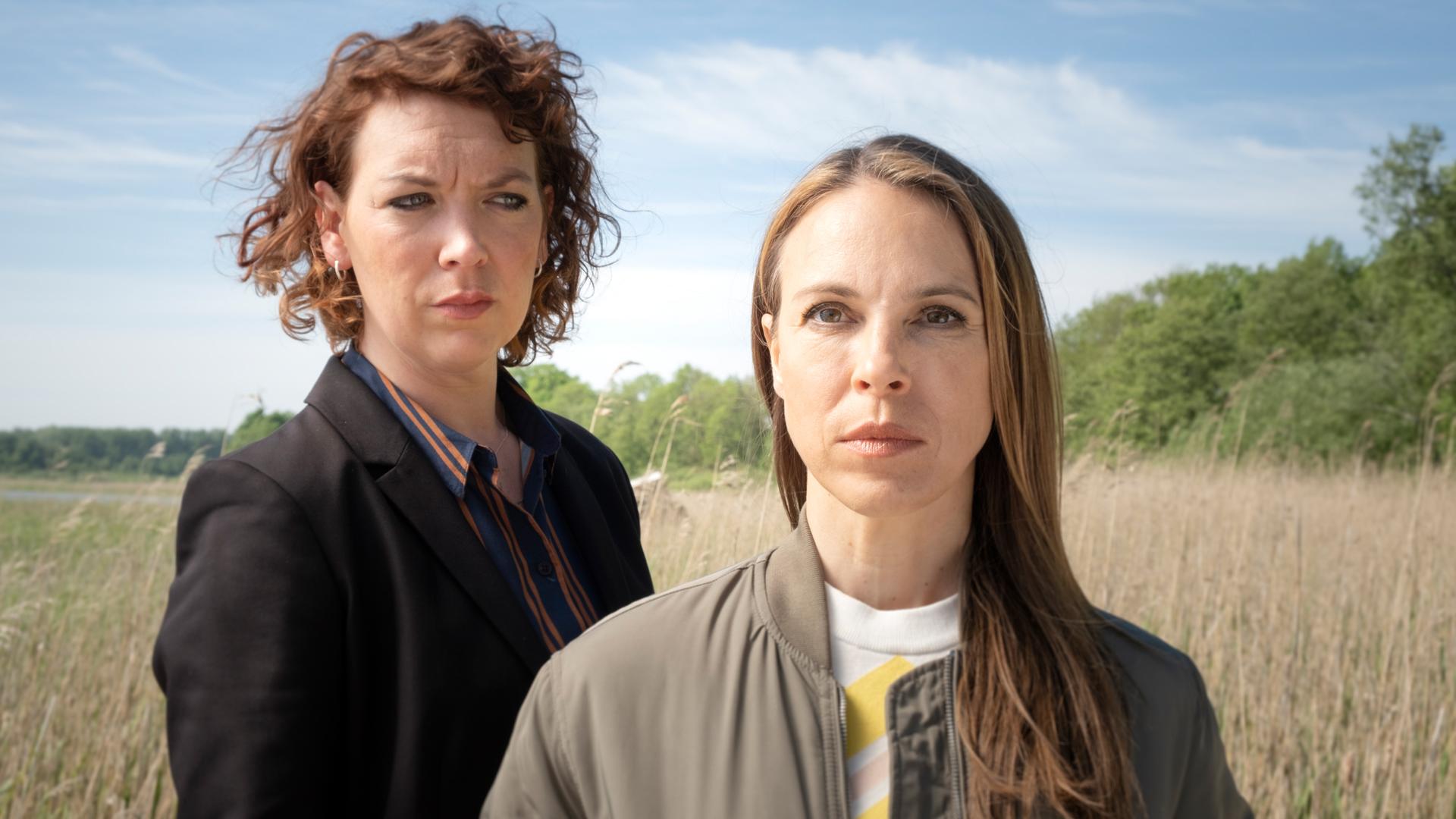 Lina Beckmann (Melly Böwe) und Anneke Kim Sarnau (Katrin König) stehen in einem Kornfeld.