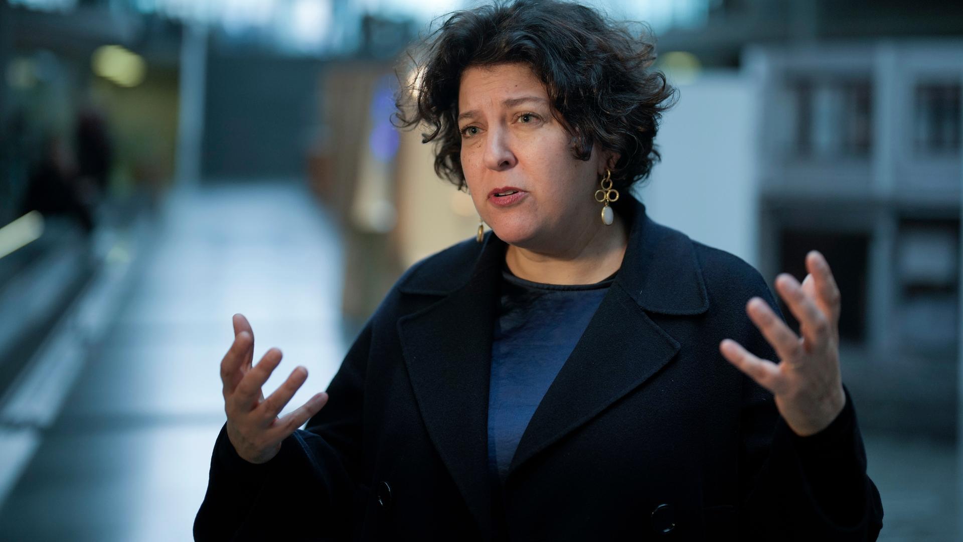 Ruth Ur spricht am 23. Januar 2023 in Berlin vor Exponaten der Holocaust-Gedenkstätte Yad Vashem im Bundestag.