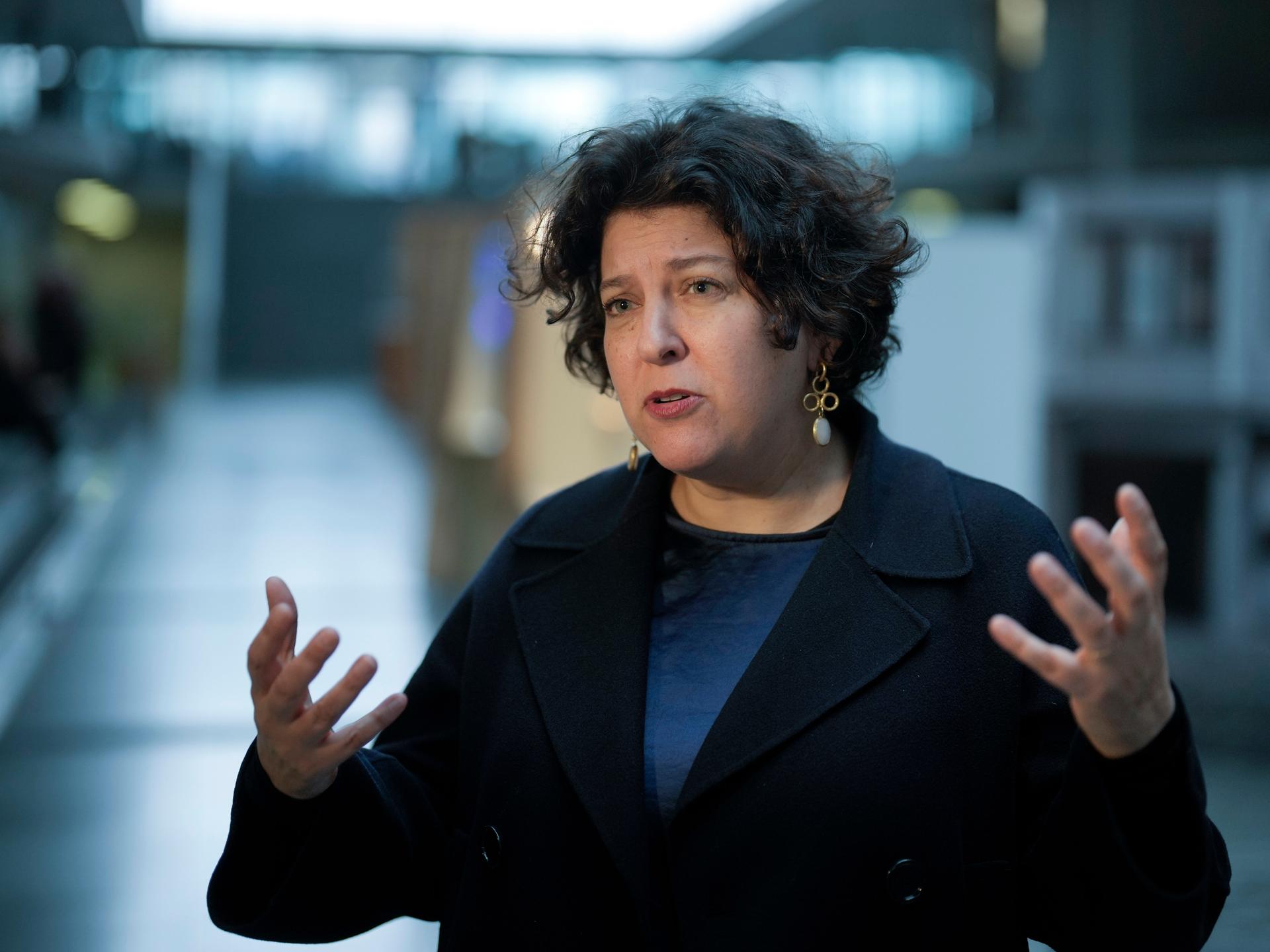 Ruth Ur spricht am 23. Januar 2023 in Berlin vor Exponaten der Holocaust-Gedenkstätte Yad Vashem im Bundestag.