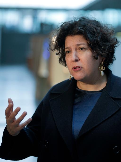 Ruth Ur spricht am 23. Januar 2023 in Berlin vor Exponaten der Holocaust-Gedenkstätte Yad Vashem im Bundestag.