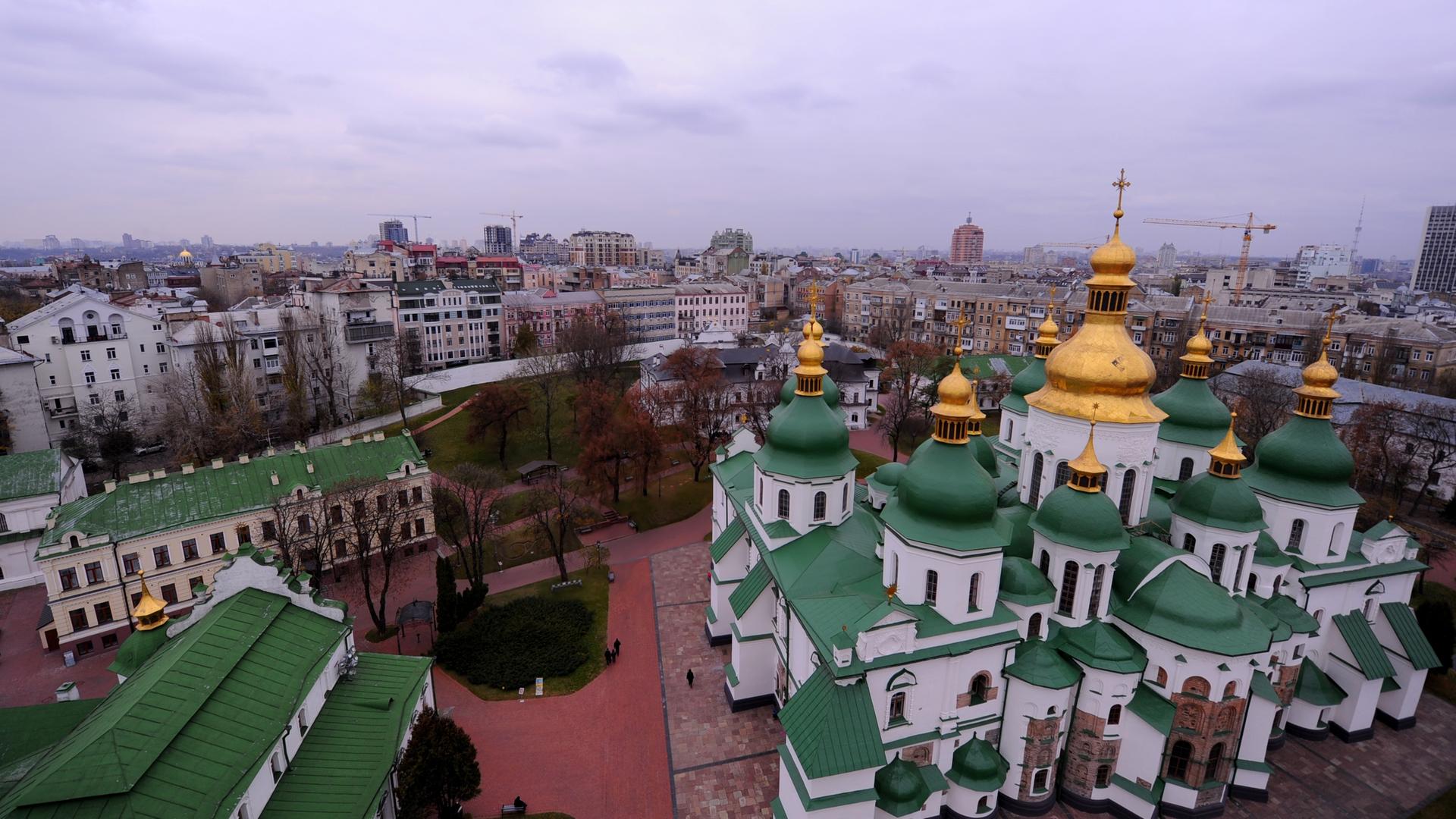 Blick vom Glockenturm der Sophienkathedrale zum Michaelskloster in Kiew, aufgenommen am 11.11.2011