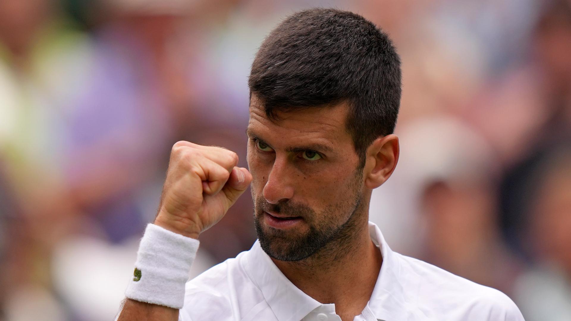 Tennisspieler Novak Djokovic ballt die rechte Faust nach seinem Einzug ins Viertelfinale von Wimbledon.