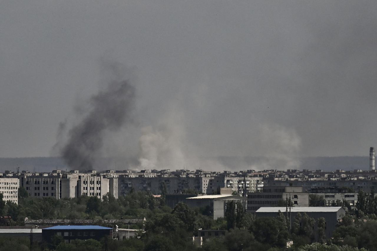 Rauchsäulen über der Stadt Sjewjerodonezk in der Region Donbass im Osten der Ukraine. 