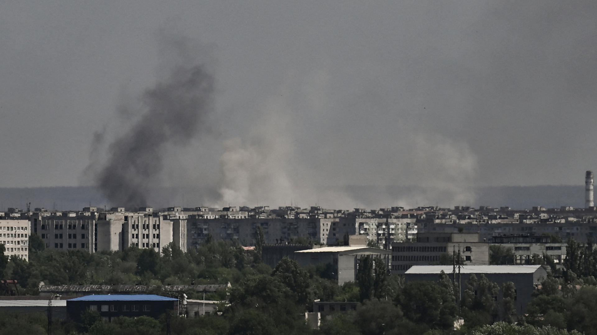 Rauchsäulen über der Stadt Sjewjerodonezk in der Region Donbass im Osten der Ukraine. Rauchsäulen über der Stadt Sjewjerodonezk in der Region Donbass im Osten der Ukraine.