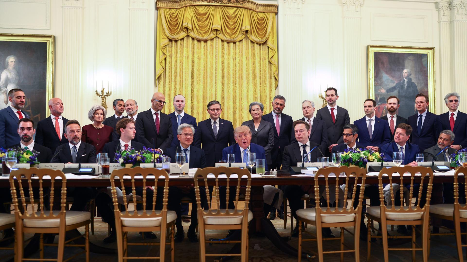 US-Präsident Trump nach einem Treffen mit Spitzenvertretern der KI-Branche im Weißen Haus. Unter den 31 Gästen befanden sich zwei Frauen.
Photo by Tierney L. Cross/UPI Photo via Newscom picture alliance US-Präsident Trump nach einem Treffen mit Spitzenvertretern der KI-Branche im Weißen Haus. Unter den 31 Gästen befanden sich zwei Frauen.
Photo by Tierney L. Cross/UPI Photo via Newscom picture alliance