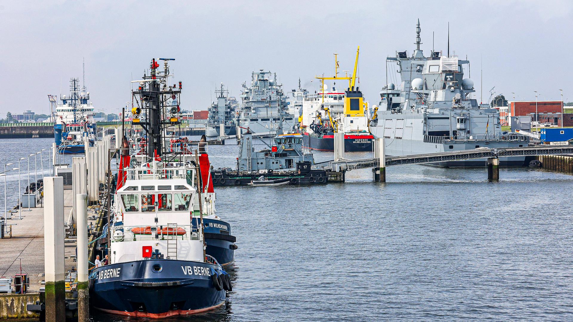 Mehrere Schiffe am Marinestützpunkt Wilhelmshaven in Niedersachsen.