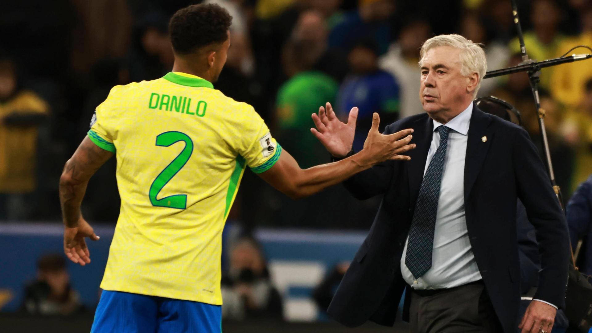 Fußball-Trainer Ancelotti klatscht mit einem seiner Spieler ab. Fußball-Trainer Ancelotti klatscht mit einem seiner Spieler ab.