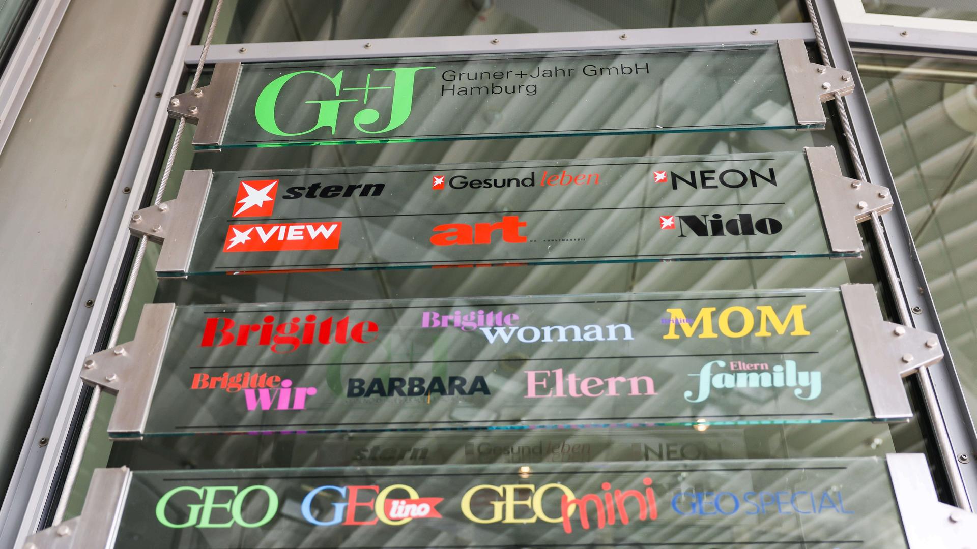 Ein Schild mit verschiedenen Titeln und Logos von Zeitschriften und Magazinen von Gruner + Jahr
