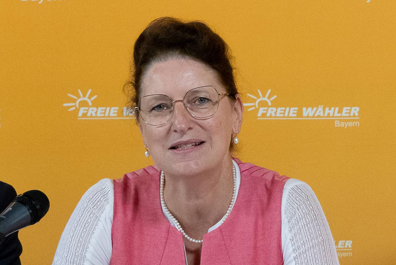 Christine Singer, die Spitzenkandidatin der Freien Wähler Bayern im Dirndl mit hochgesteckten braunen Haaren und Brille, bei einer Pressekonferenz.