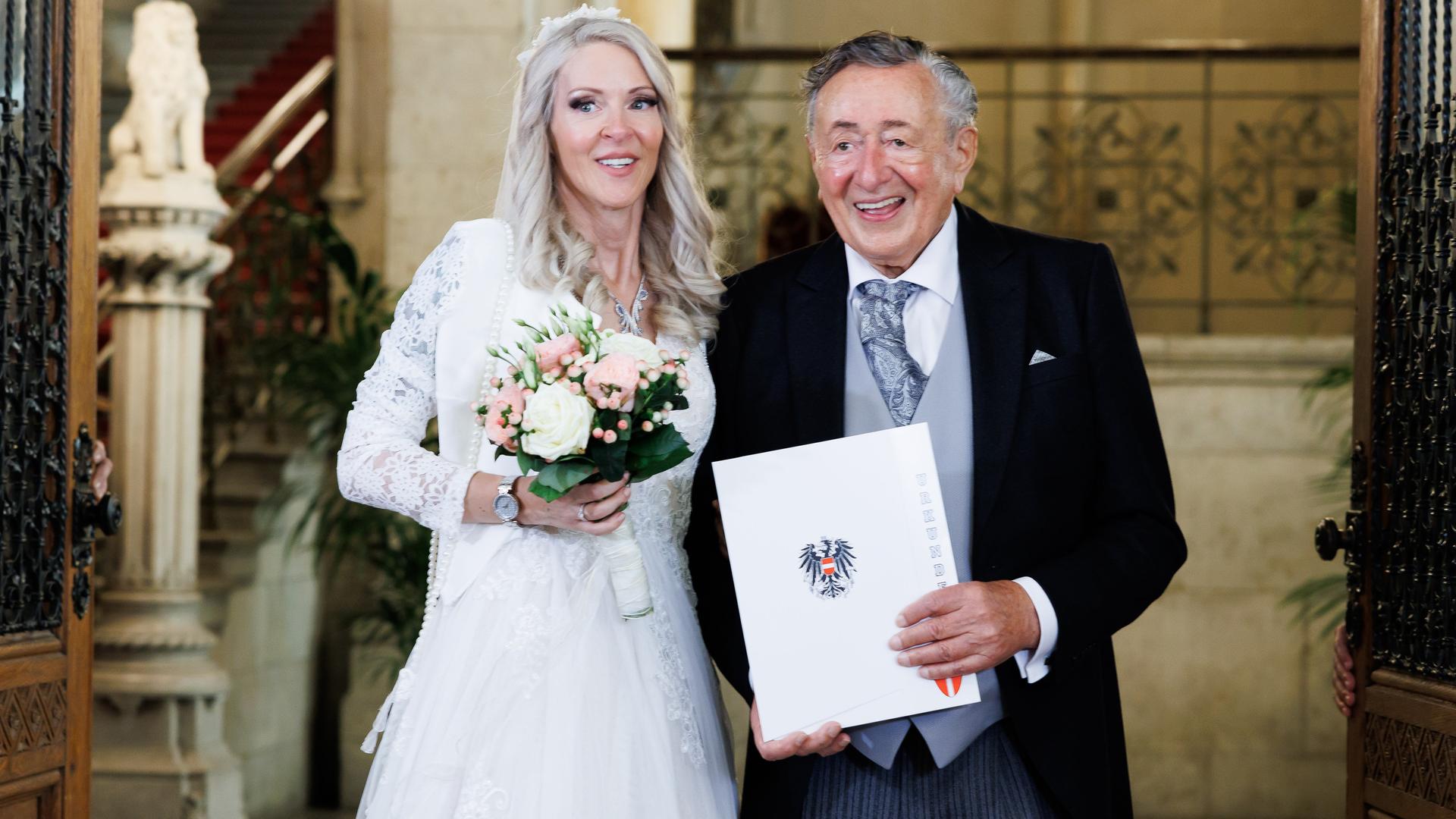 01.06.2024, Österreich, Wien: Unternehmer Richard Lugner und Simone Reiländer stehen bei ihrer Trauung im Wiener Rathaus.
      