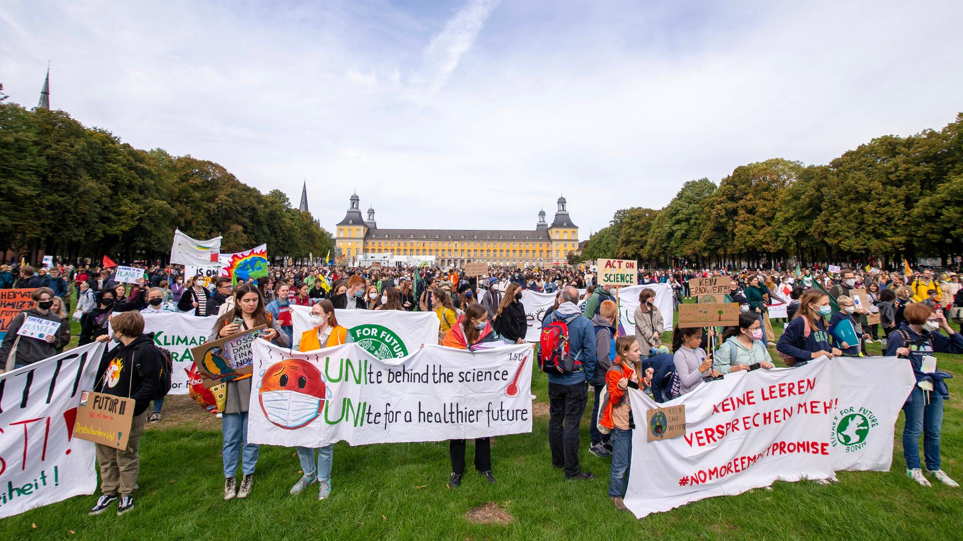 Eine Demonstration von Fridays for Future zieht durch Bonn 