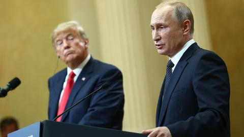 Russlands Präsident Vladimir Putin und US-Präsident Donald Trump stehen auf einem Podium in Helsinki im Jahr 2018