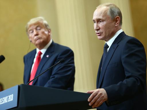 Russlands Präsident Vladimir Putin und US-Präsident Donald Trump stehen auf einem Podium in Helsinki im Jahr 2018