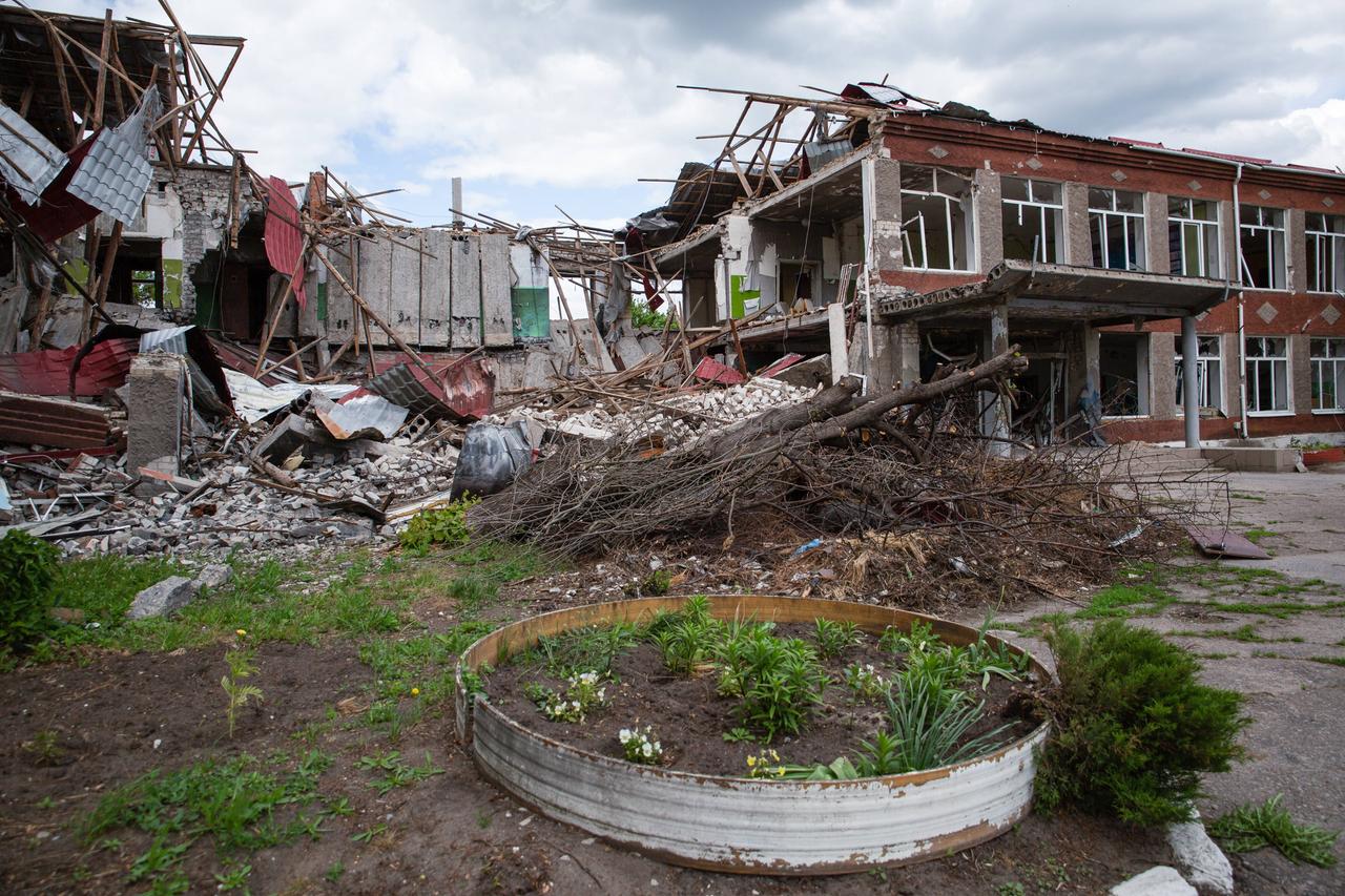 Eine zerstörte Schule in der Region Luhansk