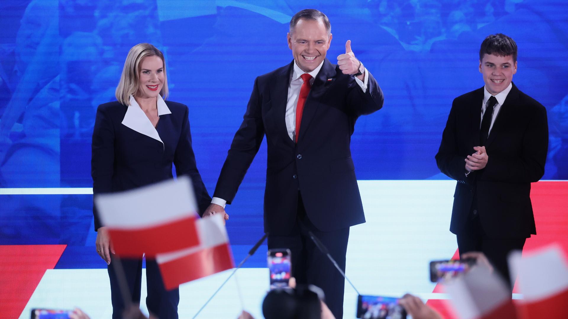 Karol Nawrocki (M) kommt mit seiner Frau Marta Nawrocka (l) und seinem Sohn Antoni zur einer Wahlparty. 