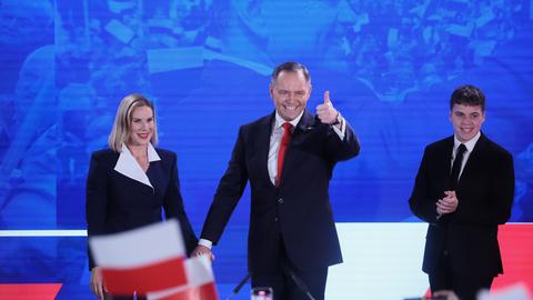Karol Nawrocki (M) kommt mit seiner Frau Marta Nawrocka (l) und seinem Sohn Antoni zur einer Wahlparty. 