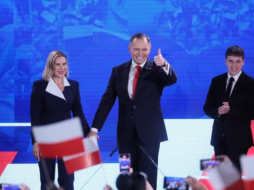 Karol Nawrocki (M) kommt mit seiner Frau Marta Nawrocka (l) und seinem Sohn Antoni zur einer Wahlparty. 