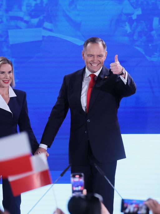Karol Nawrocki (M) kommt mit seiner Frau Marta Nawrocka (l) und seinem Sohn Antoni zur einer Wahlparty. 