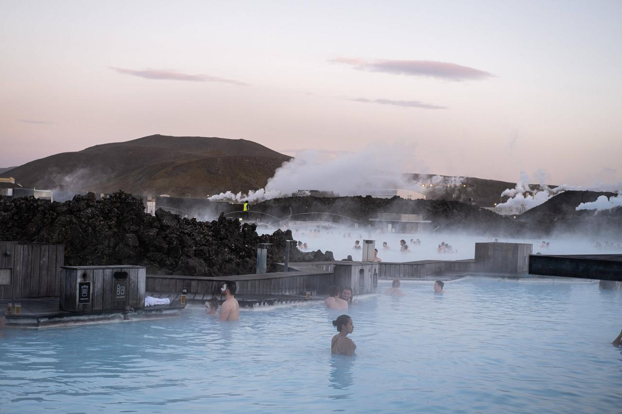 Thermalbad "Blaue Lagune" auf Island, im Hintergrund das Geothermie-Kraftwerk 