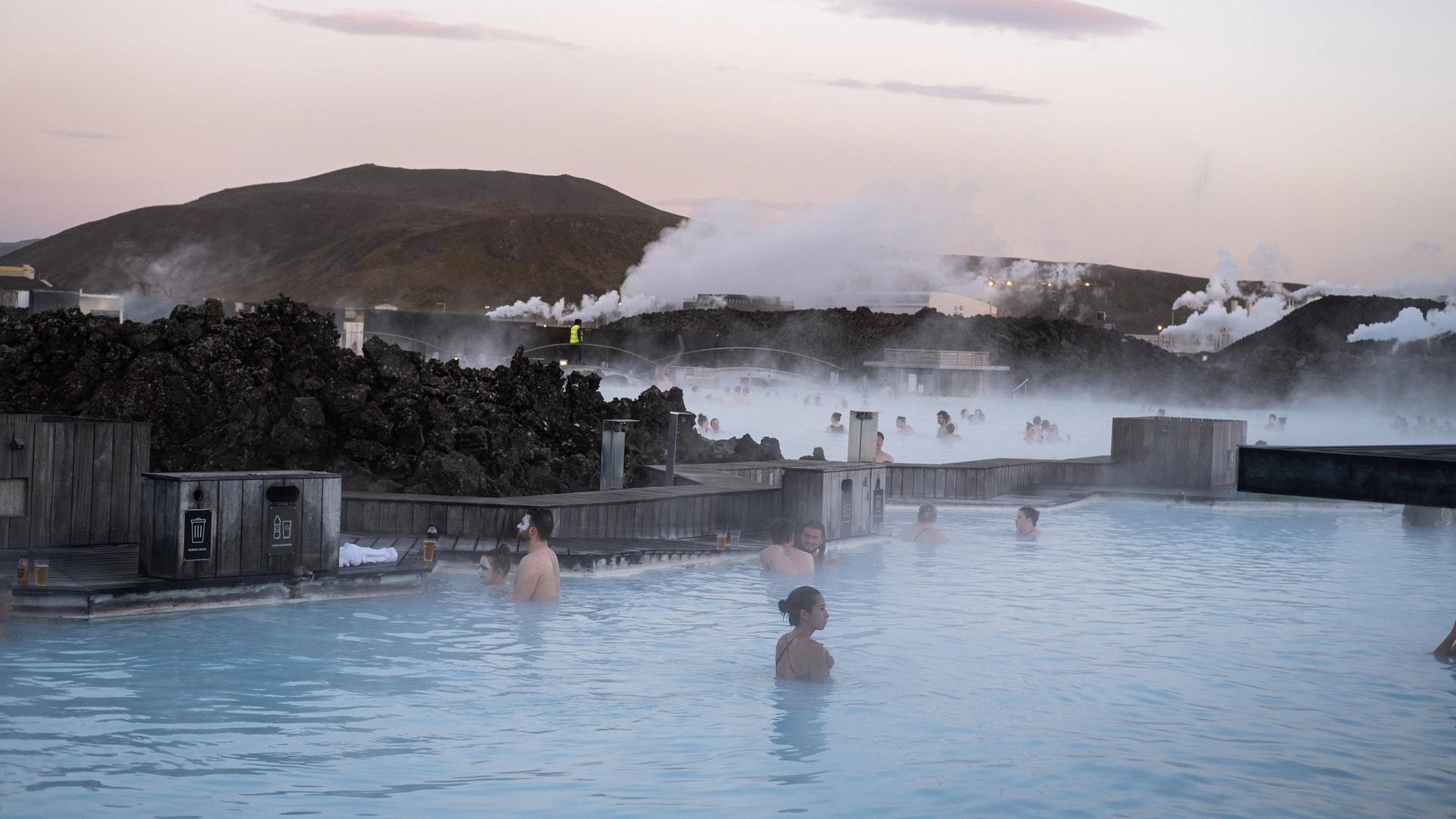 Thermalbad "Blaue Lagune" auf Island, im Hintergrund das Geothermie-Kraftwerk