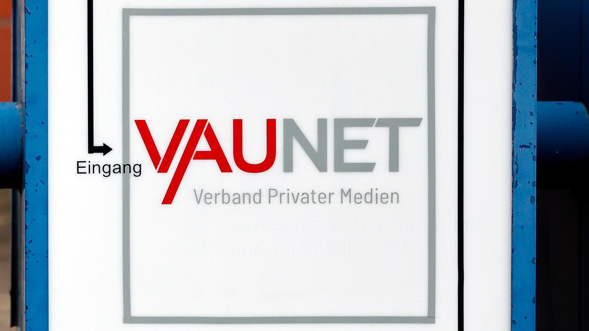 Firmenschild an dem Berliner Bürositz von Vaunet (Verband Privater Rundfunk und Telemedien e.V.). 