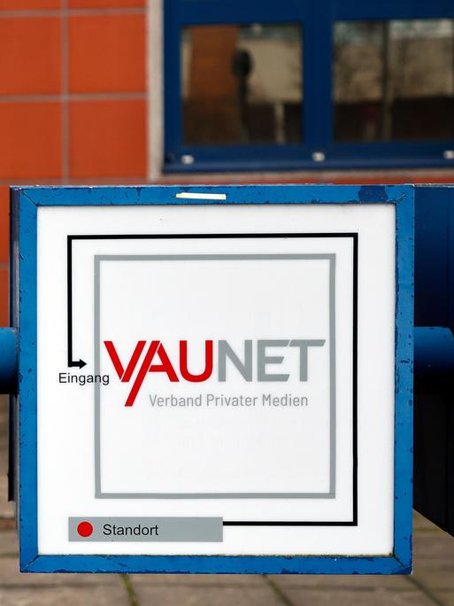 Firmenschild an dem Berliner Bürositz von Vaunet (Verband Privater Rundfunk und Telemedien e.V.). 