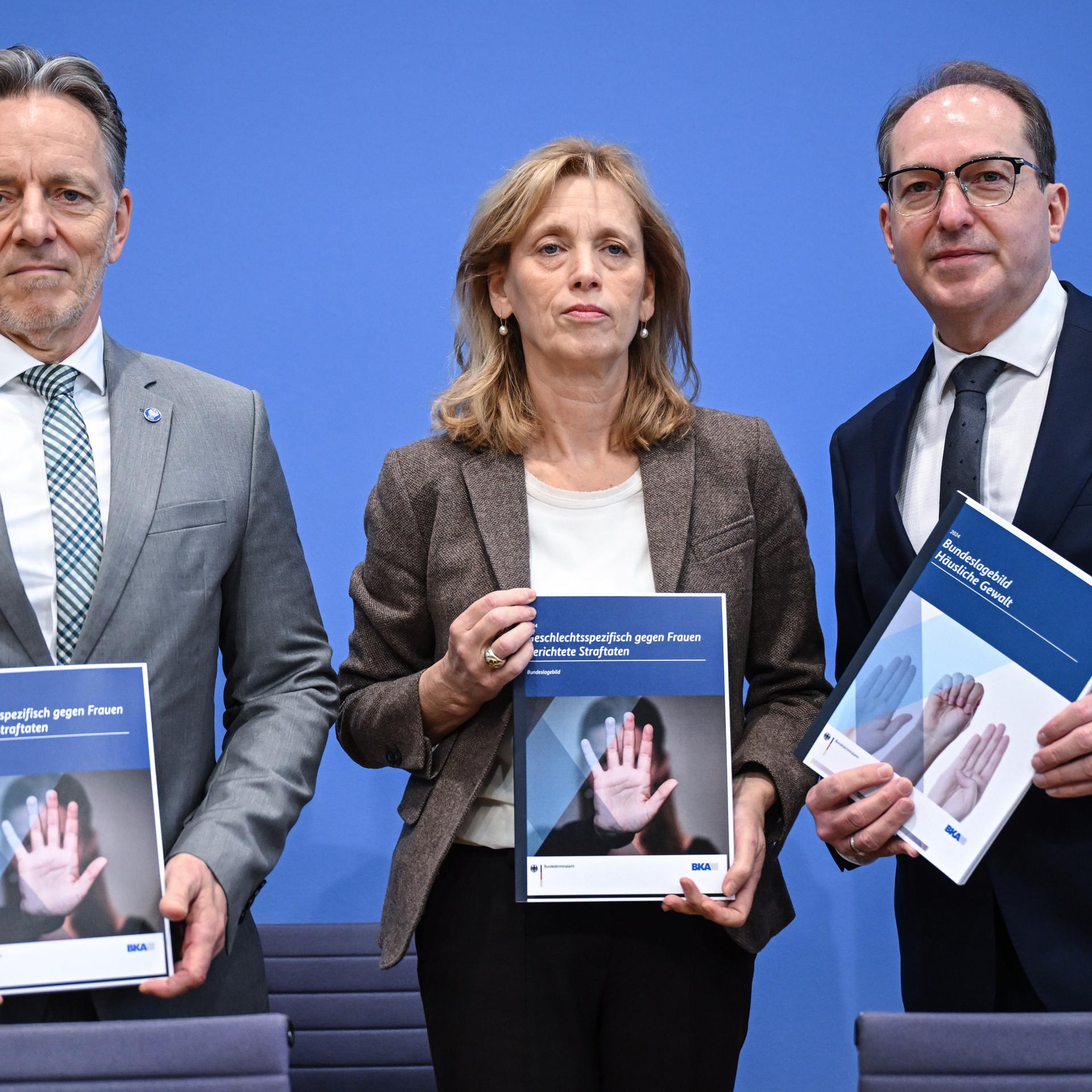 BKA-Präsident Münch (l), Bundesinnenminister Dobrindt, Bundesinnenminister und die Bundesfrauenministerin Prien,  bei der Pressekonferenz "Häusliche Gewalt 2024" und Geschlechtsspezifisch gegen Frauen gerichtete Straftaten 2024.